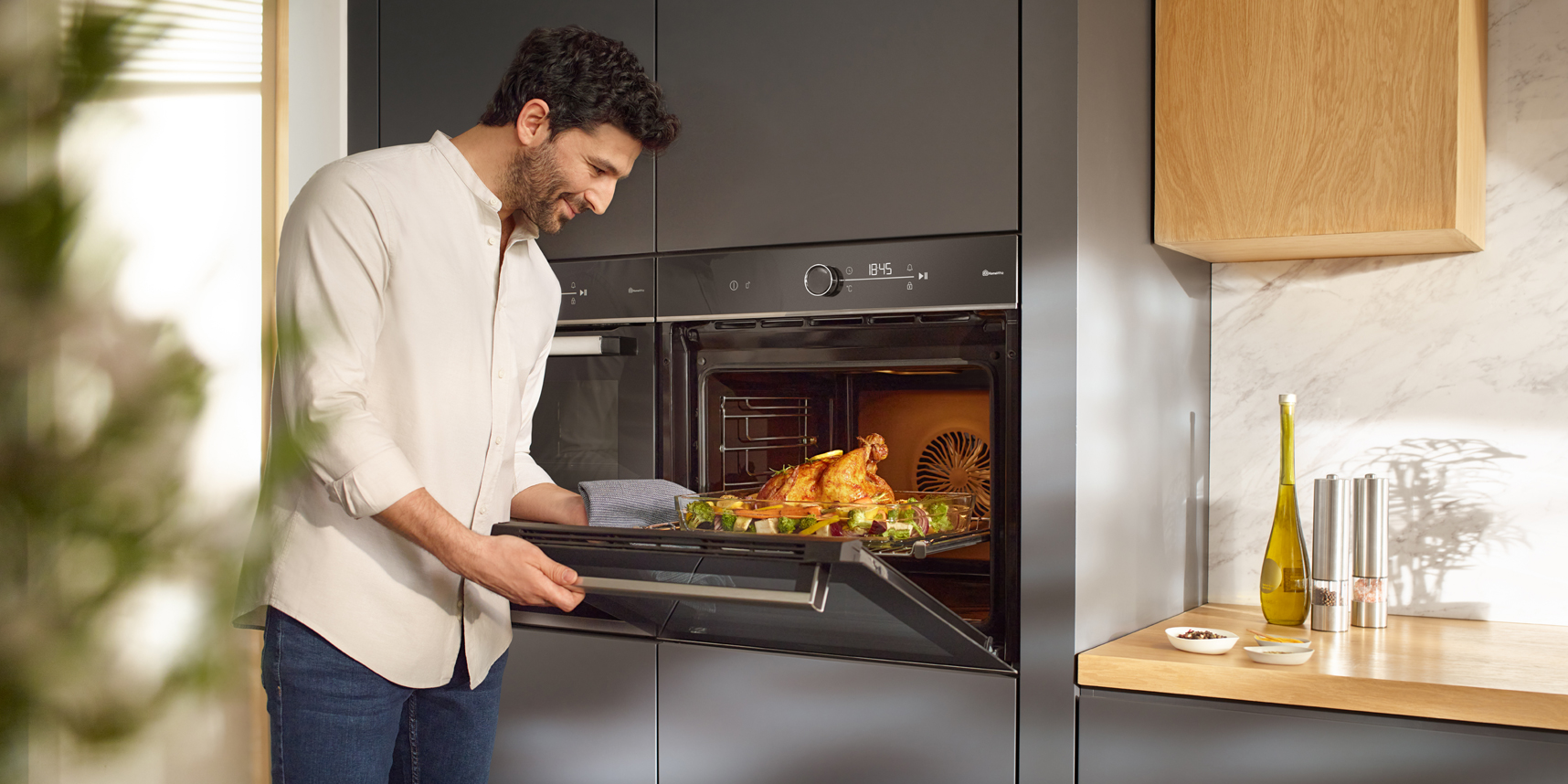 Kochfelder (Induktion oder Glaskeramik), Backöfen, Mikrowellen, Herde sowie eine komplette Einbaugeräte-Linie von Beko