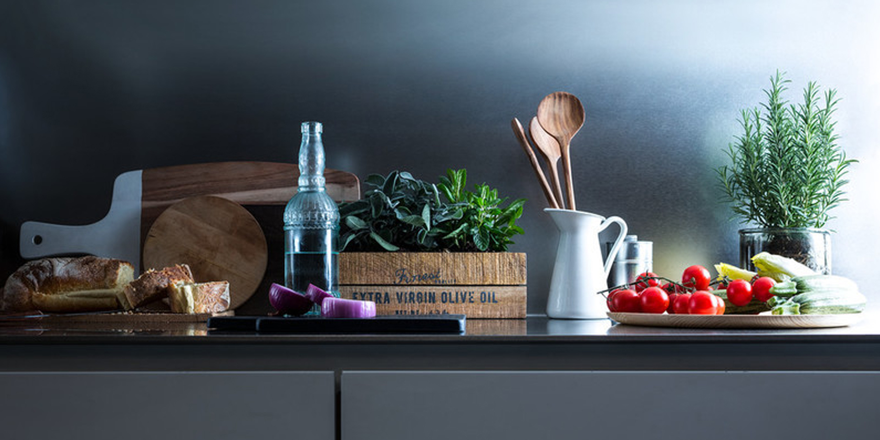 De'Longhi Arbeitsplatte gedeckt mit Obst & Gem&uuml;se und aufgeschnittenem Brot 