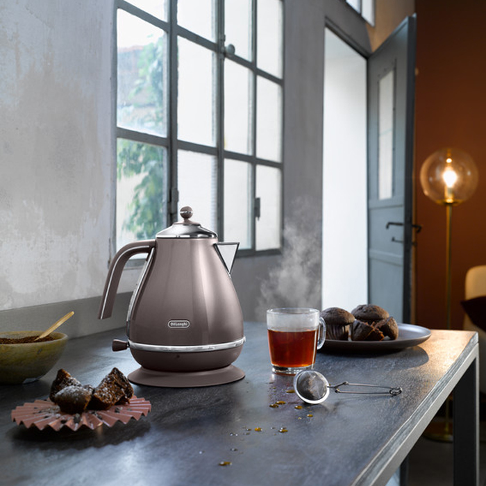De'Longhi Wasserkocher in Silber auf einer Arbeitsplatte in einer K&uuml;che 