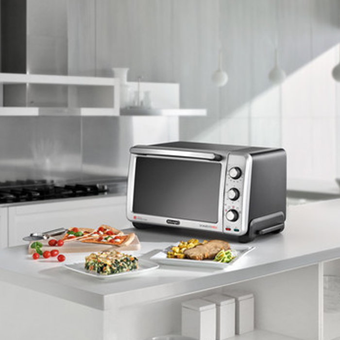 De'Longhi Large Cavities auf einer Arbeitsplatte 
