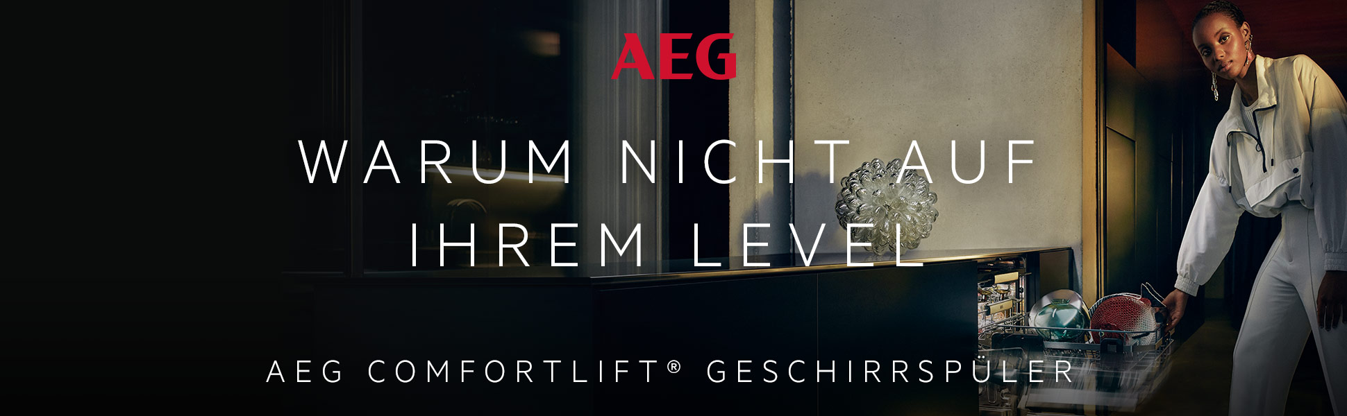 Warum nicht auf Ihrem Level AEG Comfortlift Geschirrsp&uuml;ler. Im Hintergrund ist eine Frau die einen AEG Geschirrsp&uuml;ler bedient.