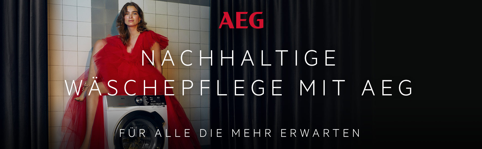 Nachhaltige Wäschepflege mit AEG. Im Hintergrund ist eine Waschmaschine mit einer rotgekleideten Frau die auf der Waschmaschine sitzt.