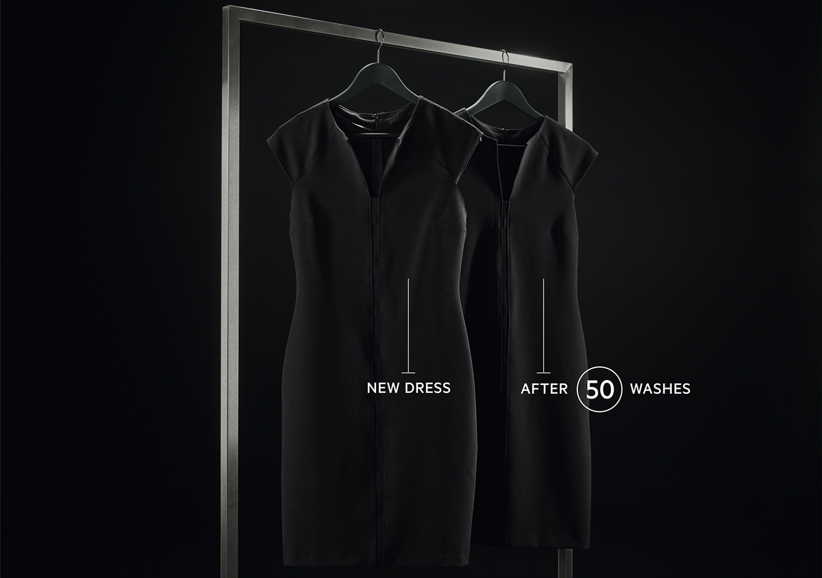 Neu gekauftes schwarzes Kleid und das selbe Kleid nach 50 Wäschen mit einer AEG Waschmaschine.