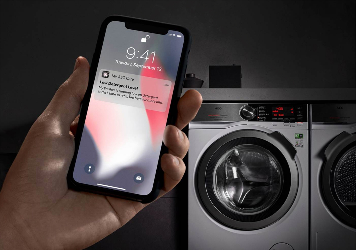 Ein Smartphone das gerade eine Benachrichtigung von der AEG Waschmaschine über den Zustand der Wäsche als Nachricht bekommen hat