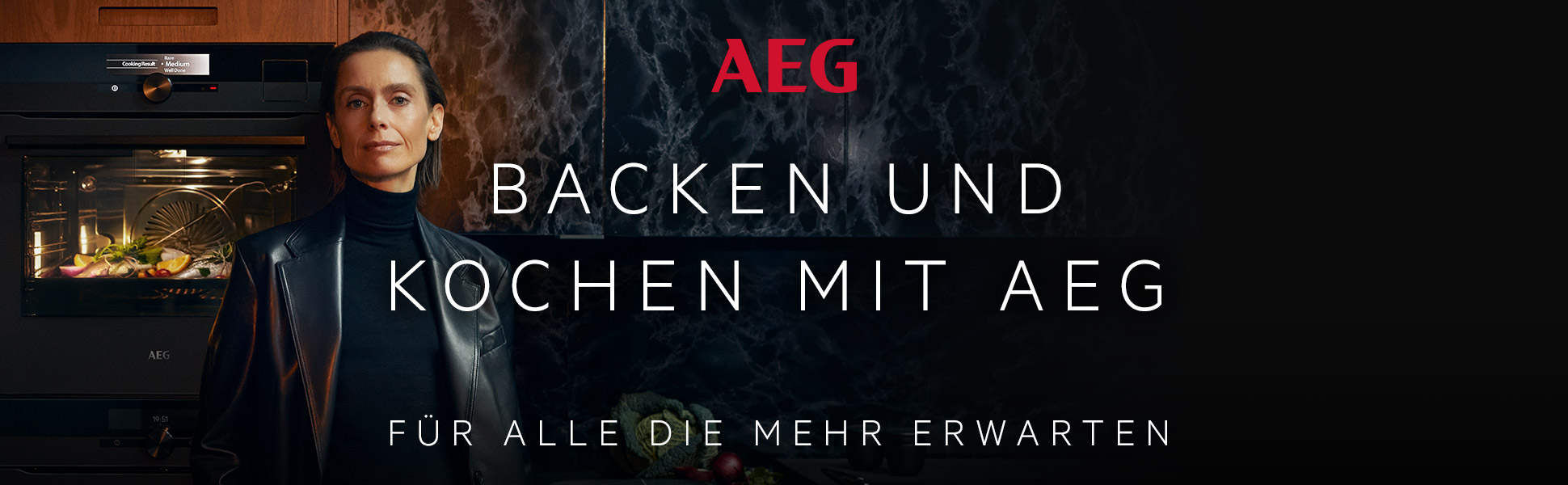 Titelbild Backen und Kochen mit AEG. Im Hintergrund steht eine Frau vor einer modernen Küche.