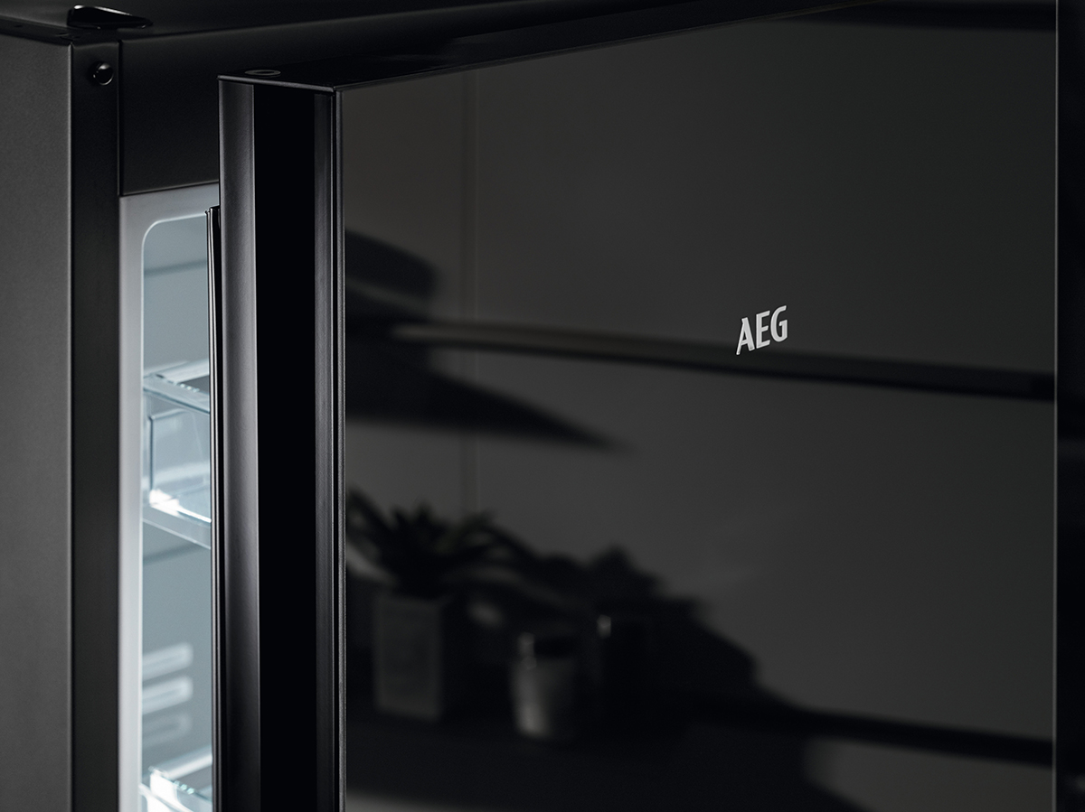 AEG Kühlgerät mit schwarzem Design