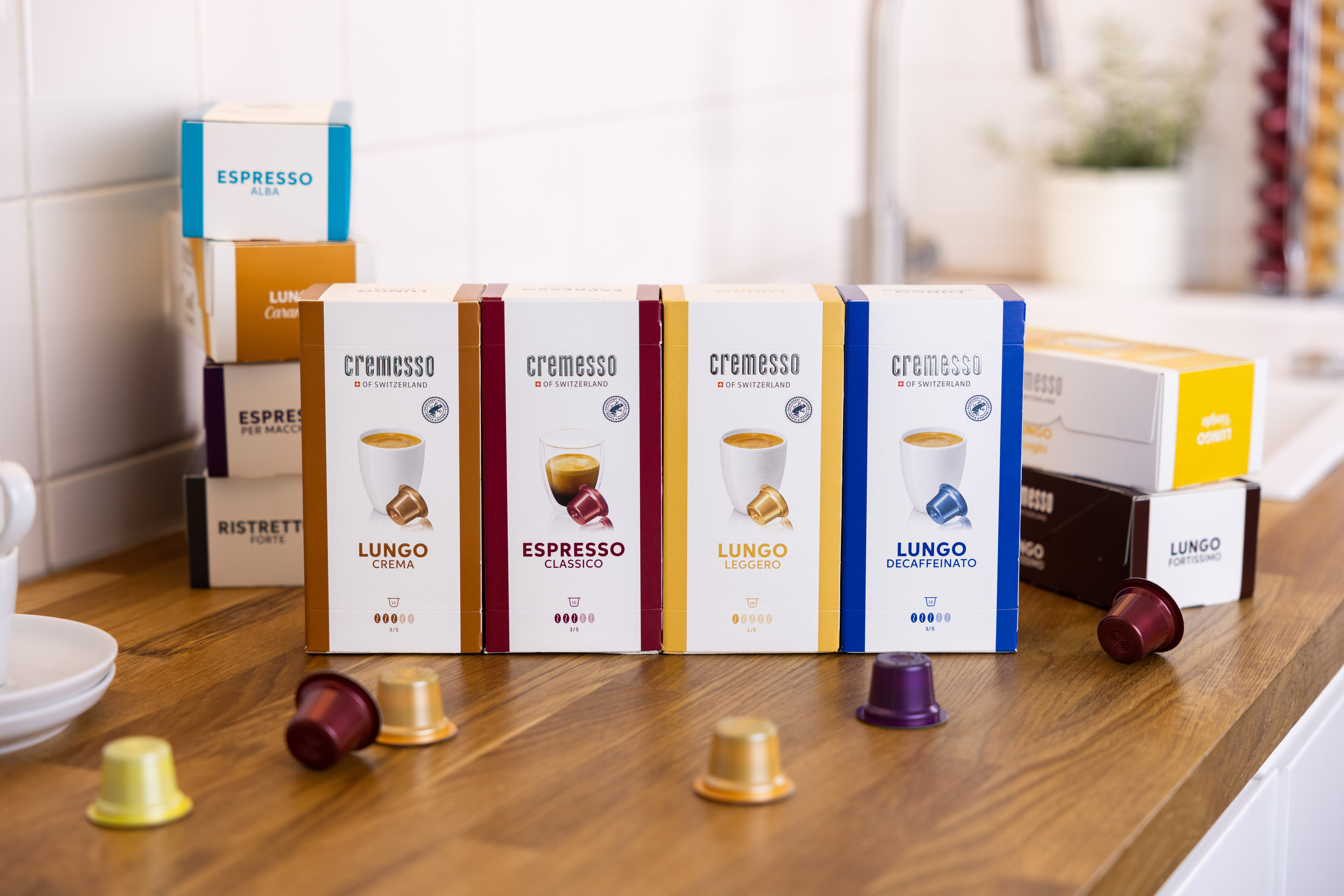 Symbolfoto von verschiedenen Cremesso Kaffeekapseln auf einer Arbeitsplatte