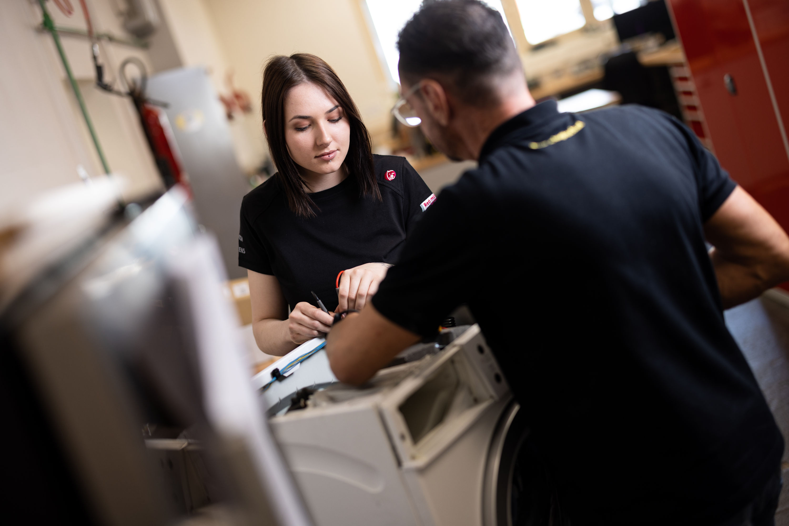 Mann sitzt beim Computer