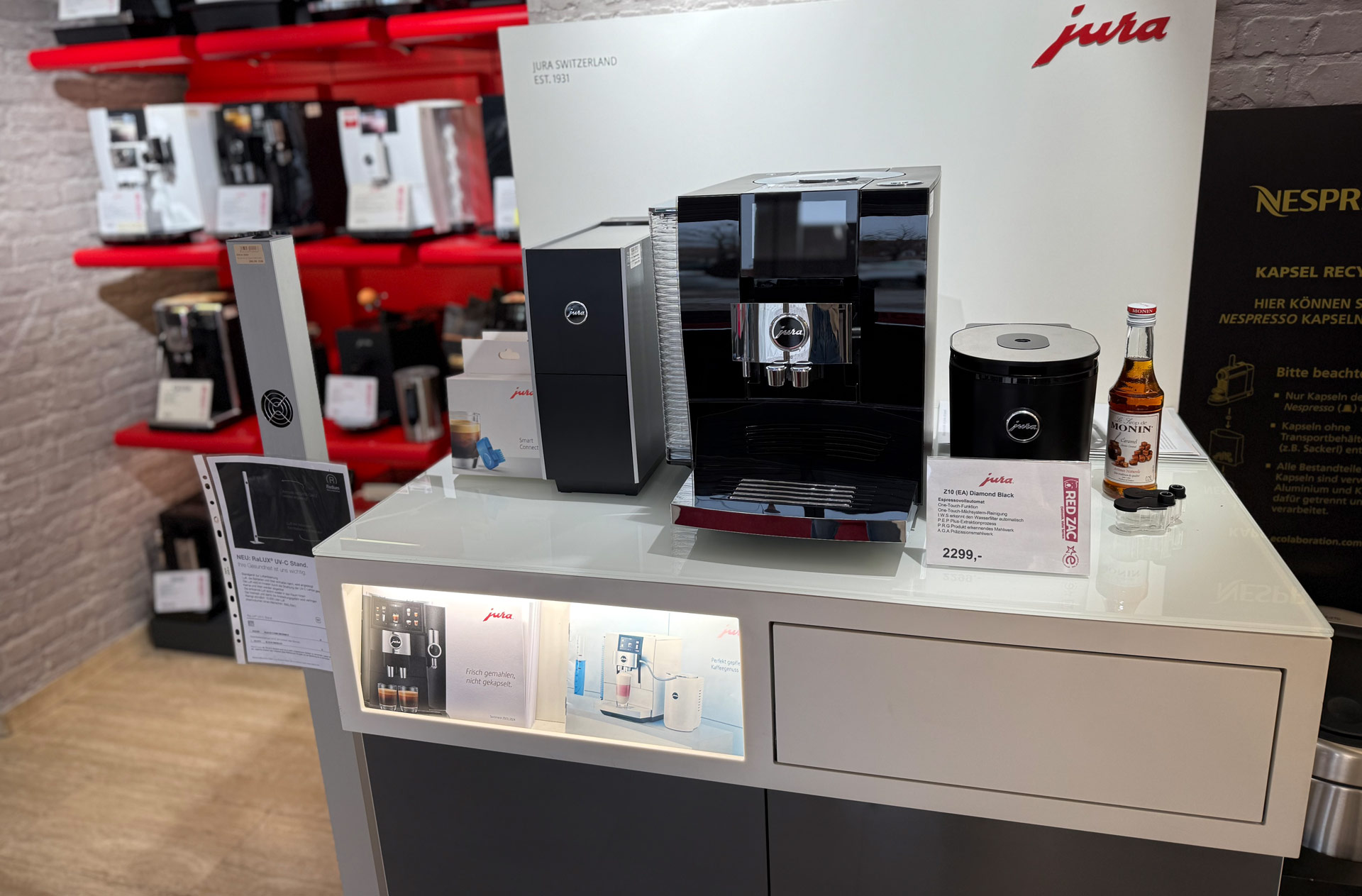 Mann sitzt beim Computer