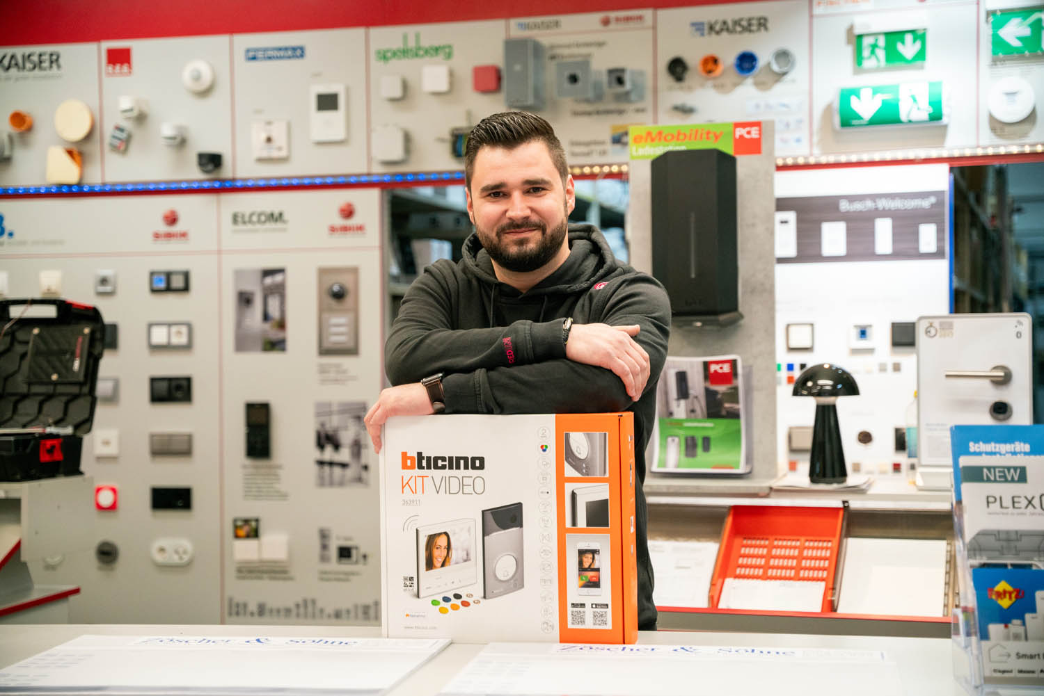 Mann sitzt beim Computer