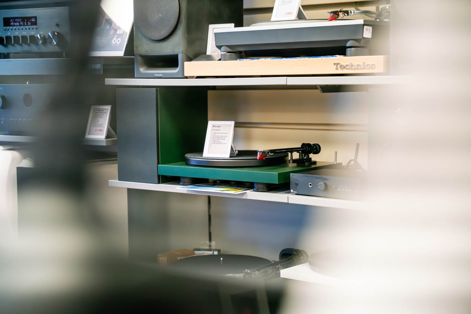 Mann sitzt beim Computer