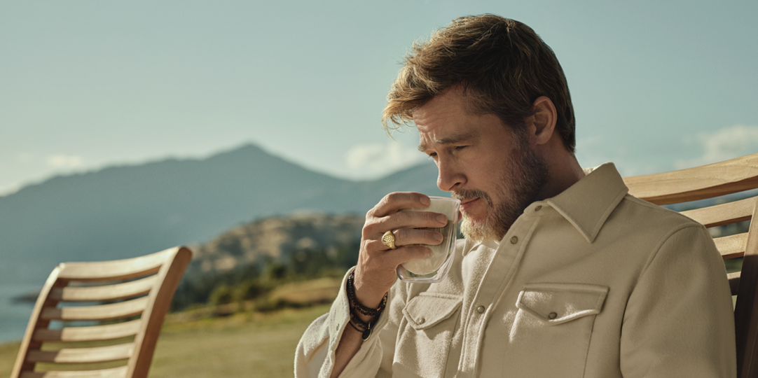 De'Longhi Brad Pitt Kaffeetrinkend vor einem De'Longhi Kaffeevollautomaten