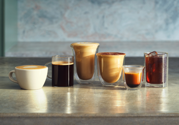 De'Longhi Eine Kaffee Latte und ein Espresso serviert auf einem Tisch