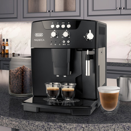 De'Longhi Magnifica auf einer Arbeitsplatte 