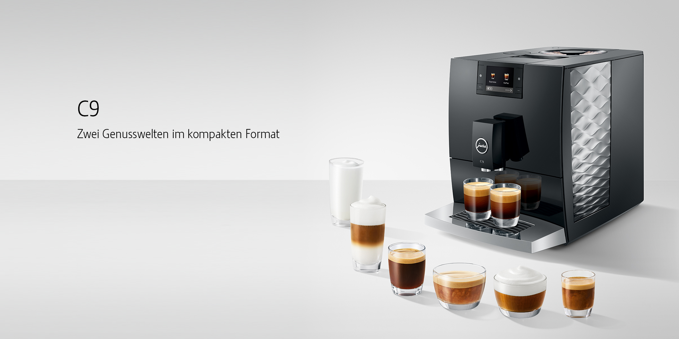 C9 (Teaser_C9_PB_2160x1080.jpg): JURA Kaffeevollautomat C9 in Schwarz mit silberner Seitenstruktur; mehrere Kaffee- und Milchgetränke im Vordergrund, Text „C9 – Zwei Genusswelten im kompakten Format“.