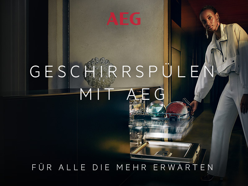 Geschirrspülen mit AEG im Hintergrund ist eine Dame die gerade den Geschirrspüler einräumt