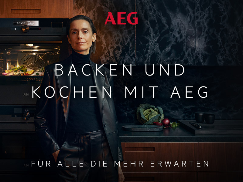 Backen und Kochen mit AEG. Im Hintergrund ist eine Dame die vor einer modernen Küche steht