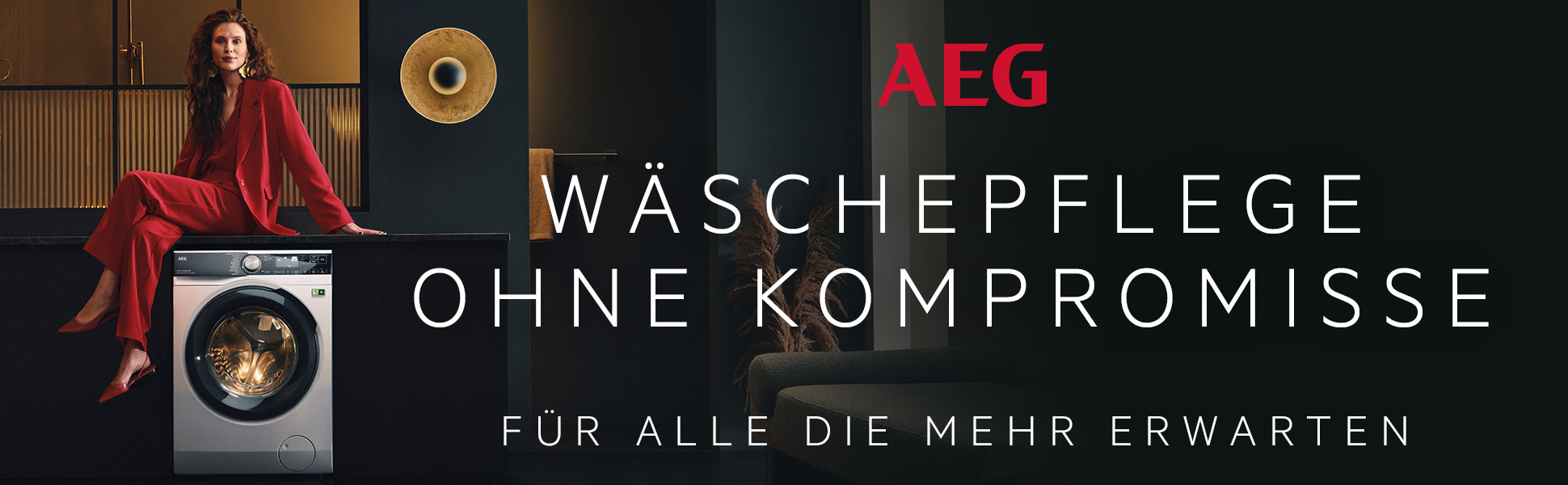 Nachhaltige W&auml;schepflege mit AEG. Im Hintergrund ist eine Waschmaschine mit einer rotgekleideten Frau die auf der Waschmaschine sitzt.